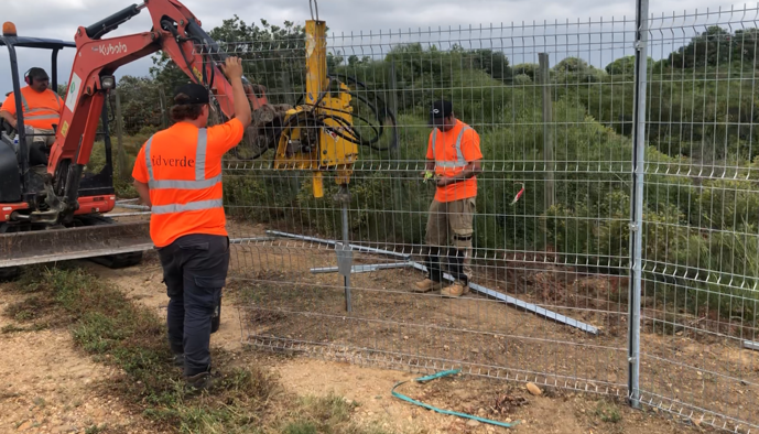 Installation de la clôture Propiclo sur embases sans béton à l'aéroport de Béziers Cap d'Agde par les équipes id verde