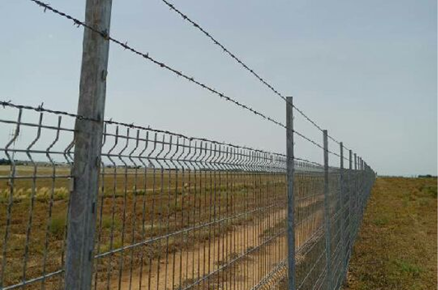 Nouvelle clôture périmétrique Propiclo sans béton terminée à l'aéroport de Béziers Cap d'Agde, panneaux rigides avec trois fils de ronce